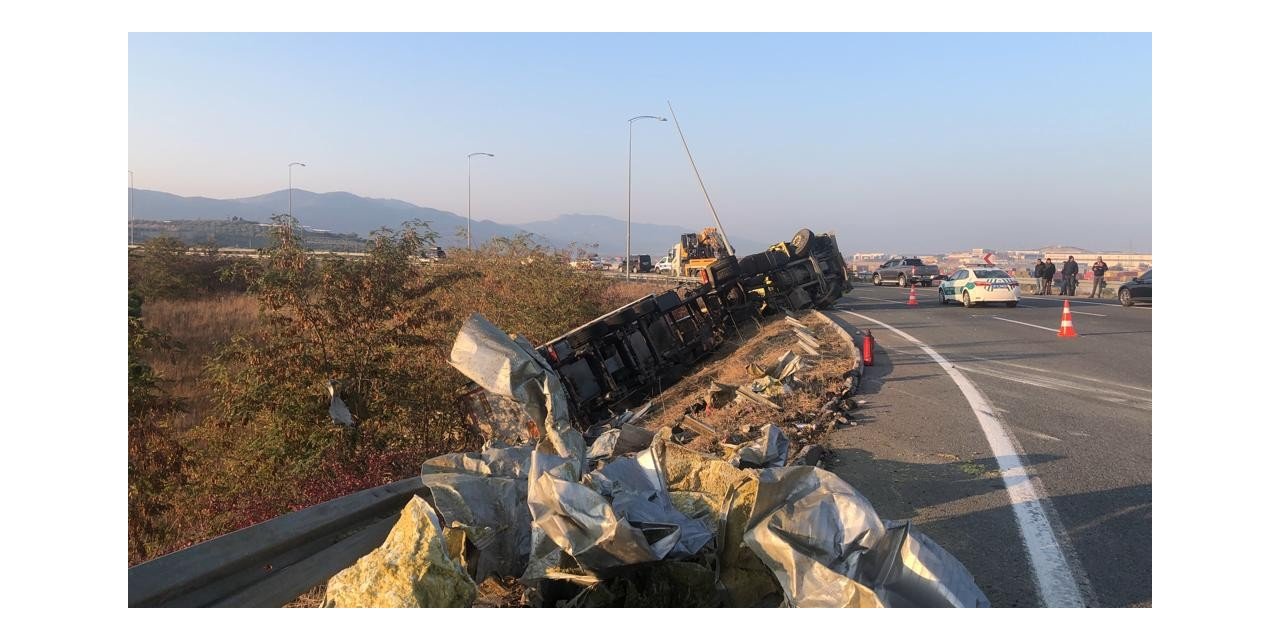 Devrilen tırda 2 kişi hayatını kaybetti