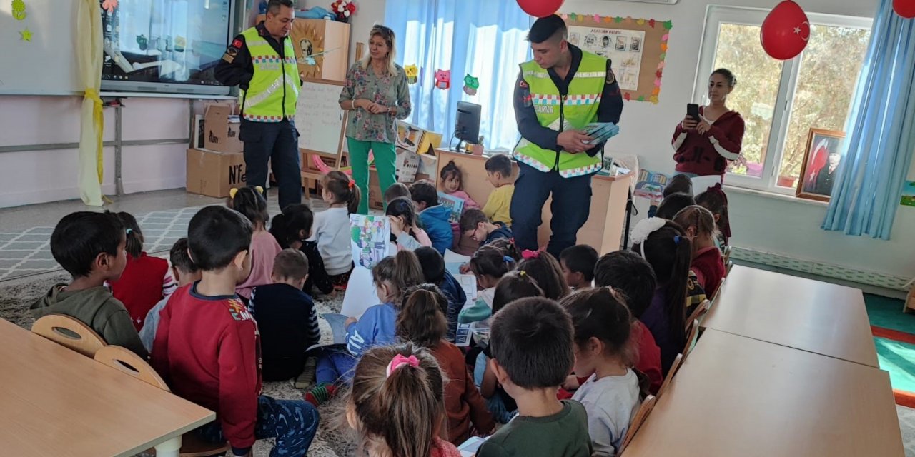 Köyceğiz Jandarması minikleri sevindirdi