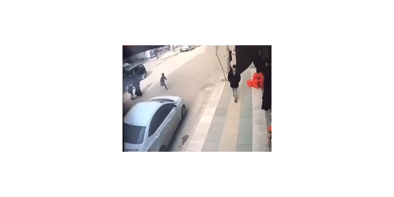 Yolun karşısına geçmek isteyen çocuğa araç çarptı, kaza anı güvenlik kamerasına yansıdı