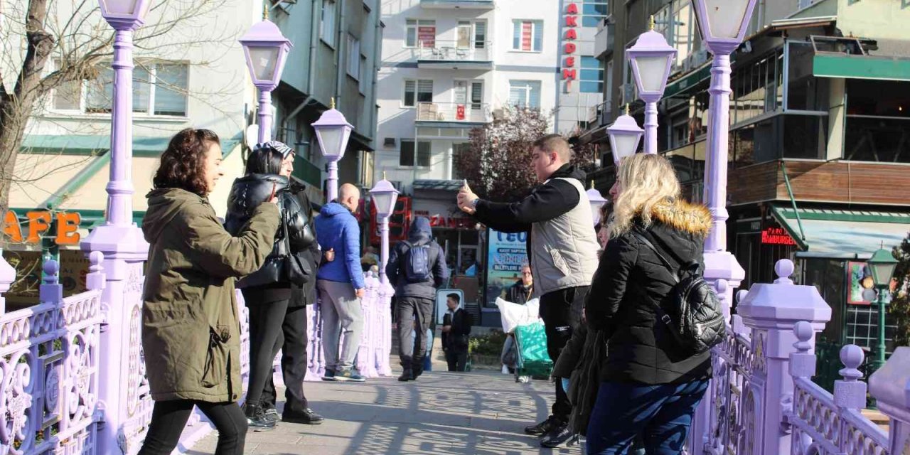 Turistlerin Porsuk Nehri’ne ilgisi Eskişehirlilere adeta yürüyecek yer bırakmadı