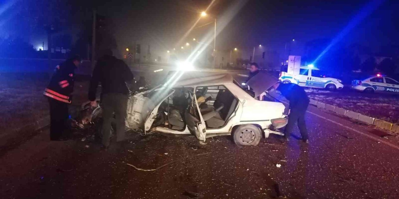 Sivas’ta yolcu otobüsü ile otomobil çarpıştı: 1 ölü 1yaralı