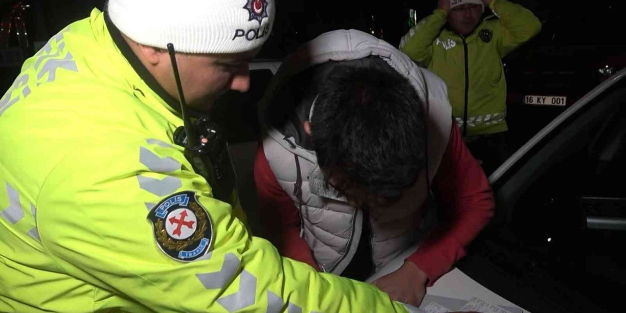 17 yaşında alkollü sürücü ve arkadaşı dakikalarca polise dil döktü: