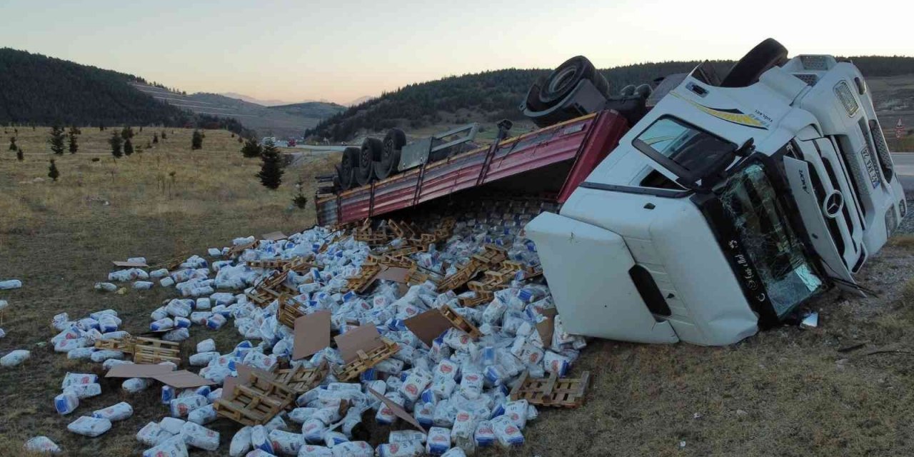 Un yüklü tır devrildi, binlerce un paketi çevreye dağıldı