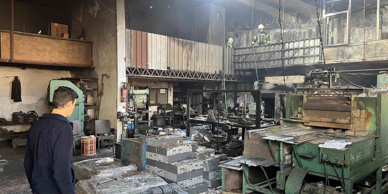 Manisa’da küçük sanayi sitesinde yangın: 1 yaralı