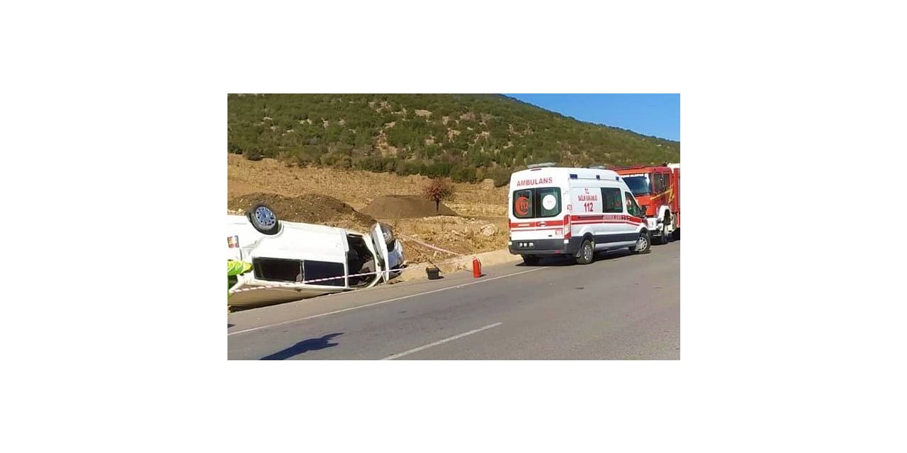 Kontrolden çıkan minibüs takla atıp şarampolde ters yattı: 5 yaralı