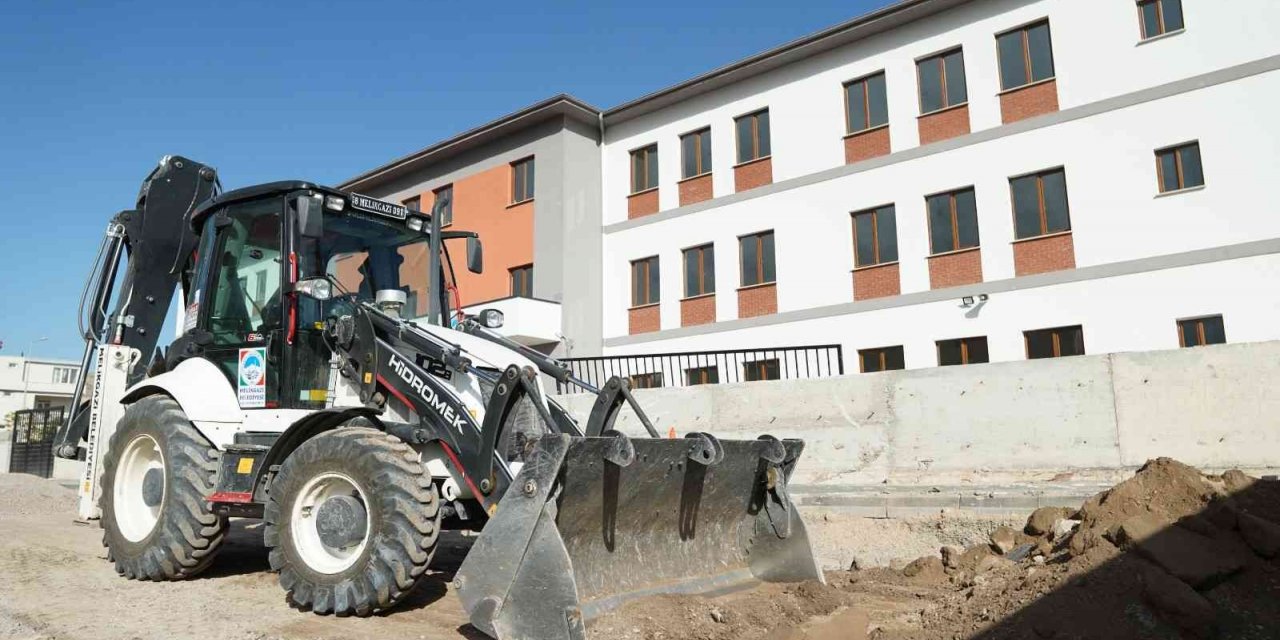 İbrahim Kendirlioğlu Ortaokulu’nun çevre düzeni yapılıyor