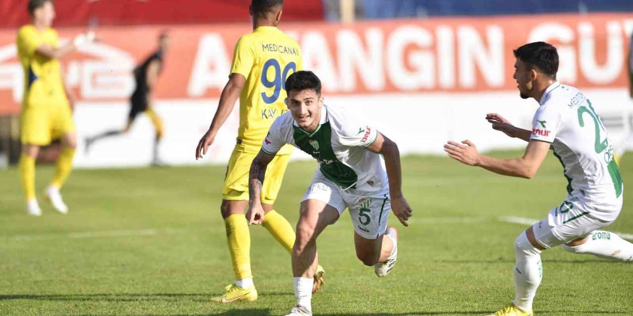 Bursaspor’da ilk deplasman galibiyetinin mutluluğu yaşanıyor
