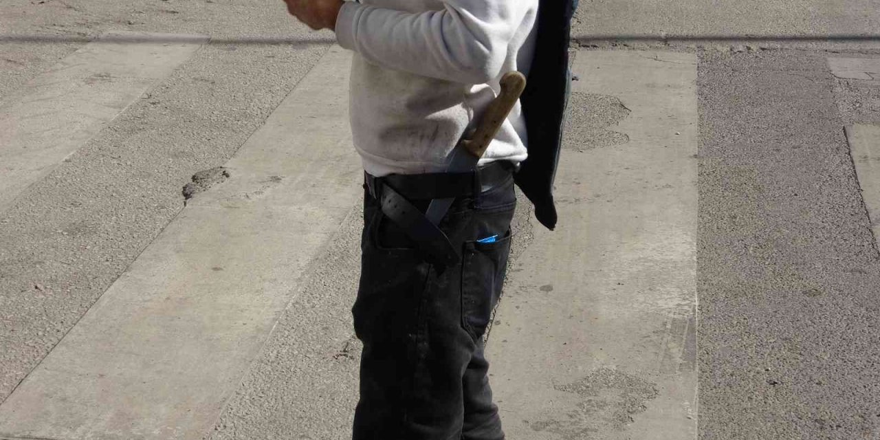 Belinde bıçakla gezen madde bağımlısı paniğe neden oldu