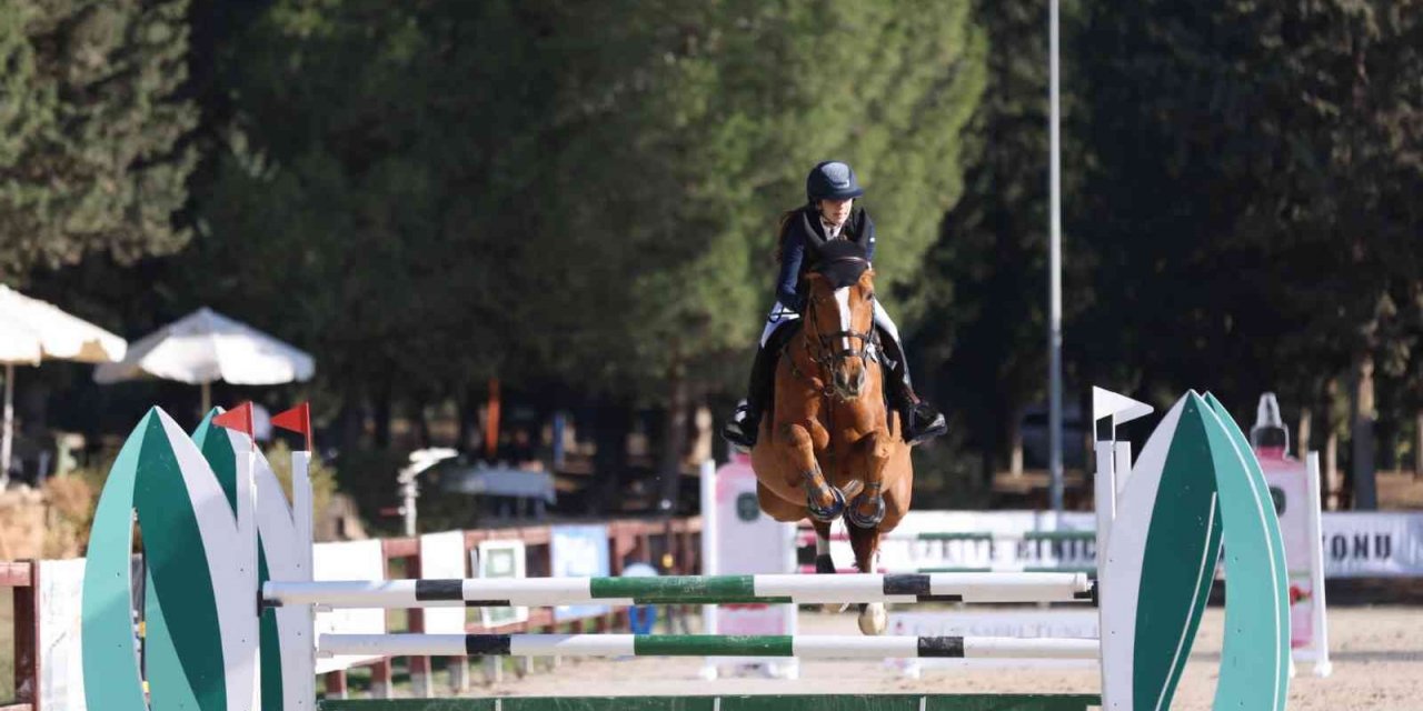 Atlar engel tanımadı... Atatürk, İnönü ve TSYD Kupası sahiplerini buldu