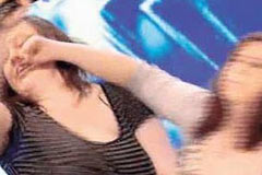 Canlı yayında yumruk attı...