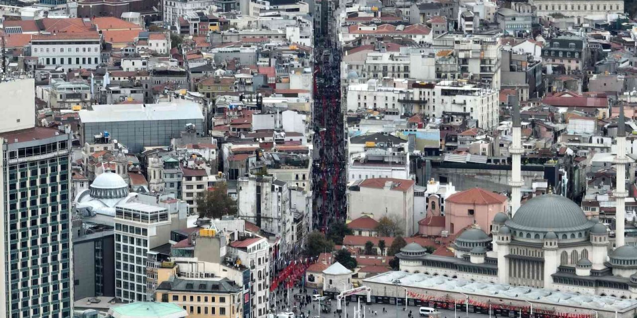 Türk bayraklarıyla donatılan İstiklal Caddesi dron ile görüntülendi