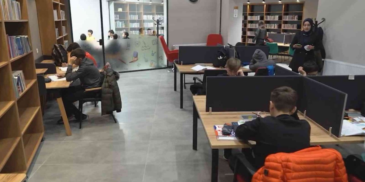 Öğrenciler ara tatil kampını akıl küpü kütüphanesinde yapıyor