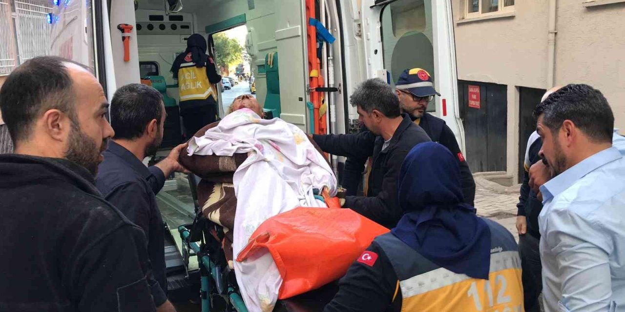 Evinin bodrumunda kendini ateşe veren kadını komşuları söndürdü