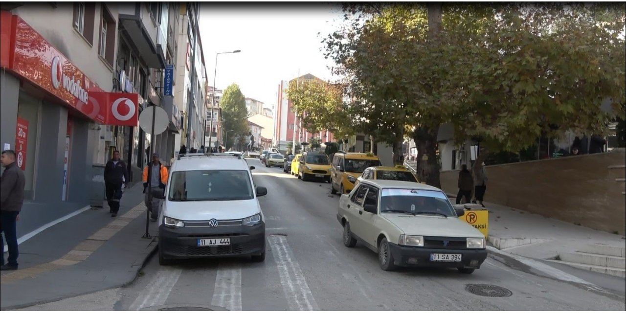 Bilecik’te yön tabelası olmayan cadde sürücülerin kafasını karıştırıyor