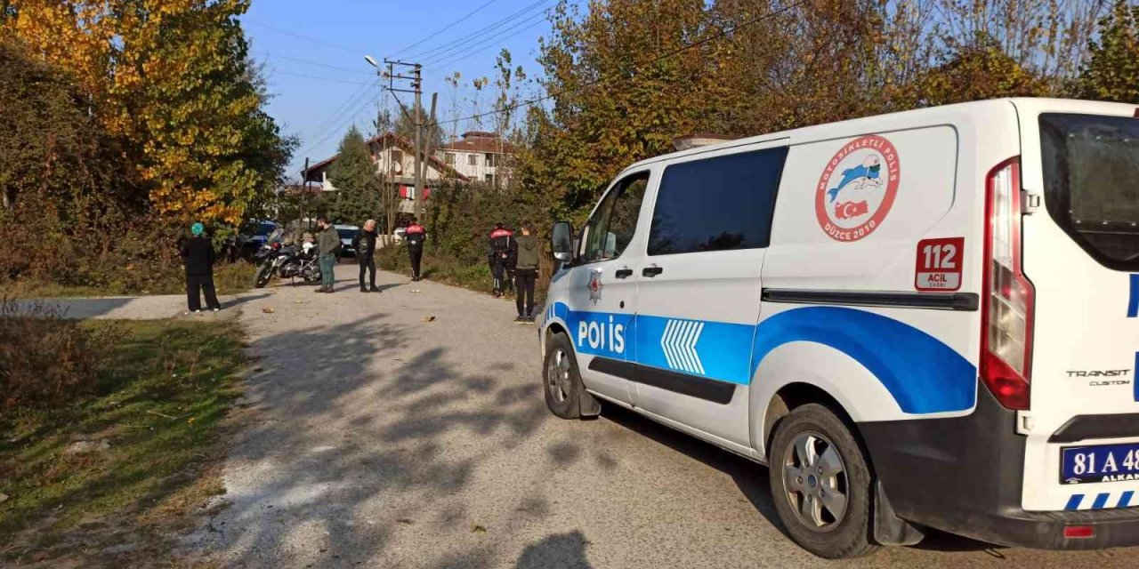 Yolda yürürken ayağından vuruldu