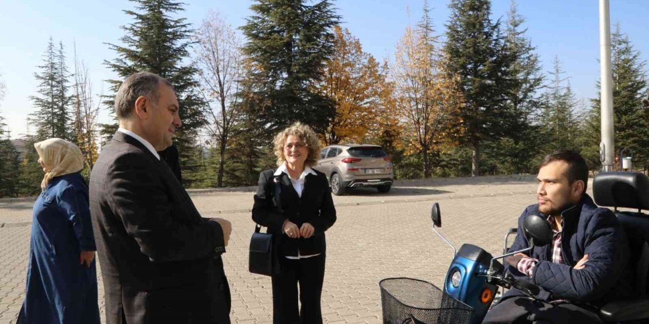 ERÜ Edebiyat Fakültesi Öğrencisine Akülü Engelli Aracı Desteği