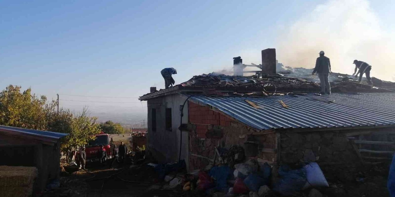 Köy evinde çıkan yangın paniğe neden oldu
