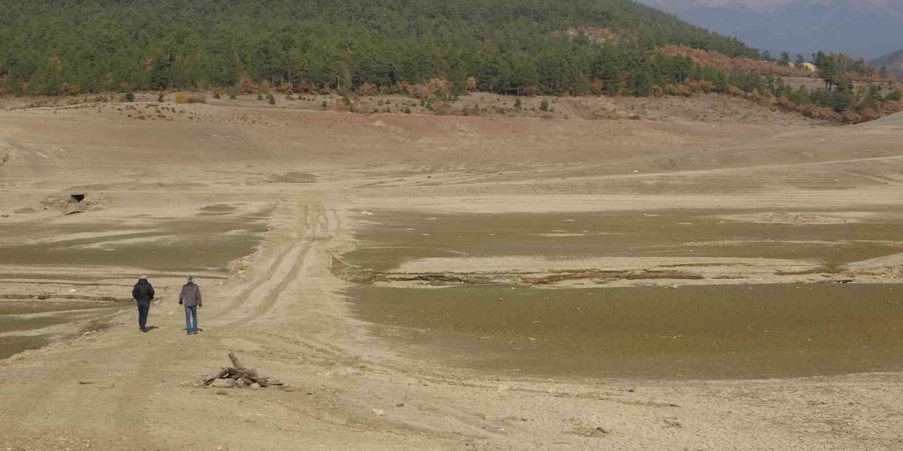 Bursa’da kuraklık alarmı....Tamamen kurudu, havadan böyle görüntülendi