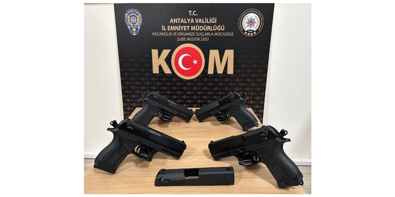 Uygulama noktasında durdurulan araçta 4 ruhsatsız tabanca bulundu