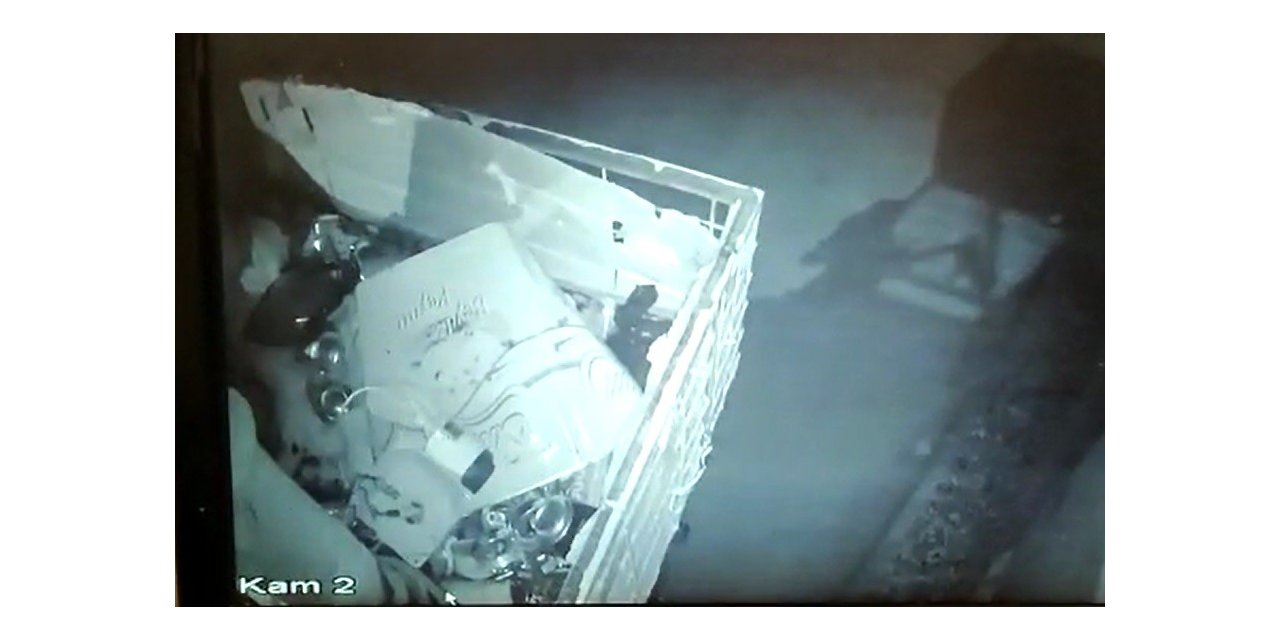 Araçların kapıları açmayınca kendini kaydeden güvenlik kamerasını çaldı