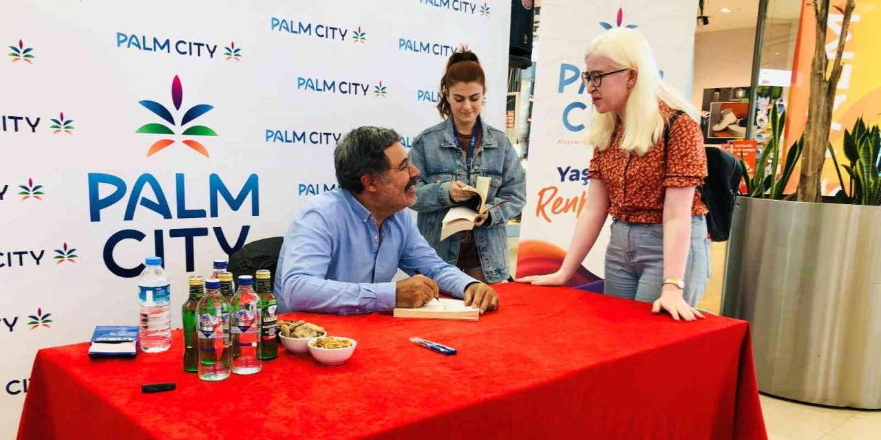 Ahmet Ümit Mersin’de okurlarıyla buluştu