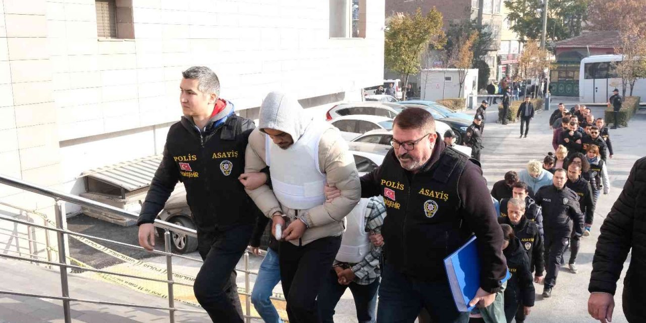 Eğlence mekanındaki cinayetin şüphelisi 17 kişi adliyeye sevk edildi