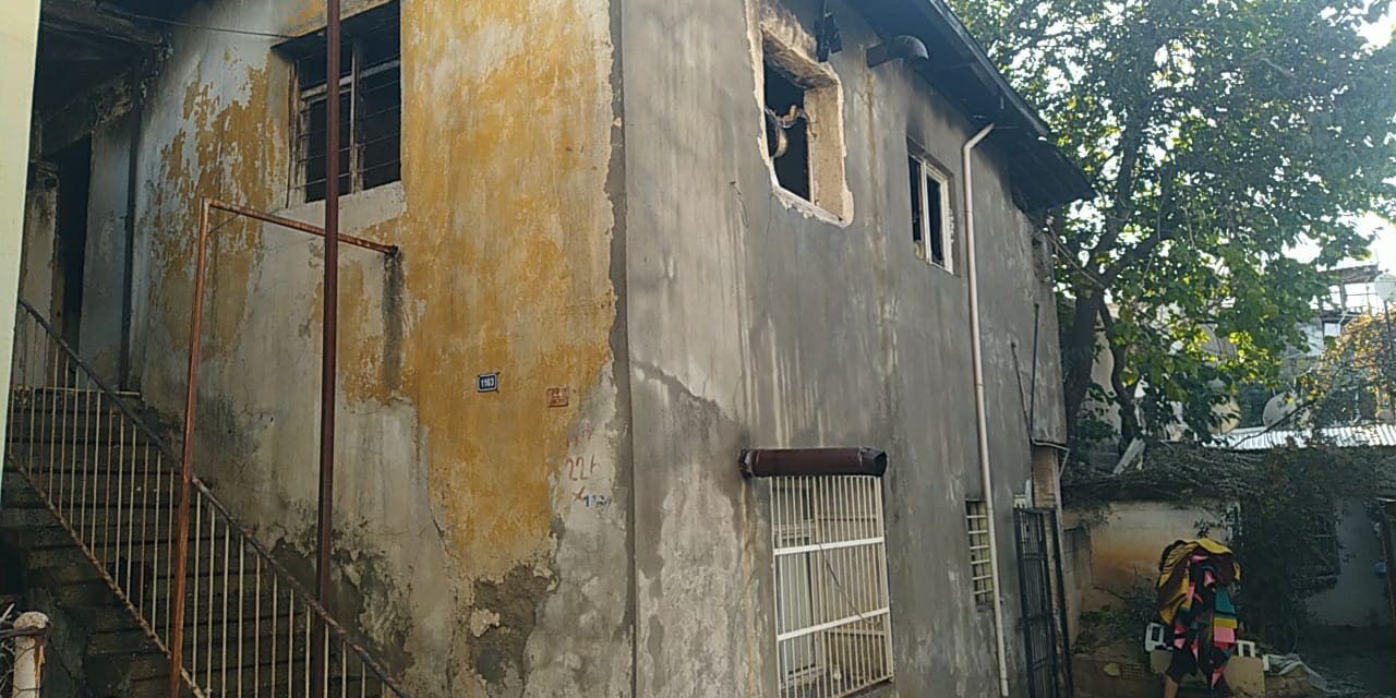 Ev alevlere teslim oldu, 1’i çocuk 5 kişi dumandan etkilendi