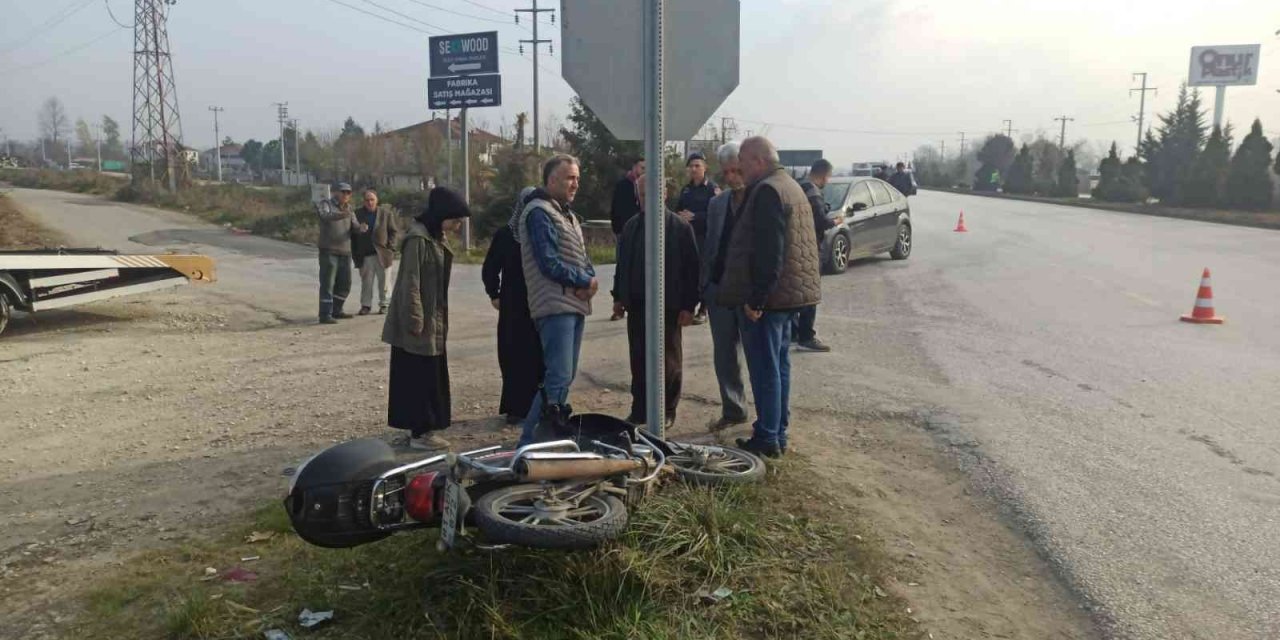 Motosiklet ile otomobil çarpıştı 2 yaralı