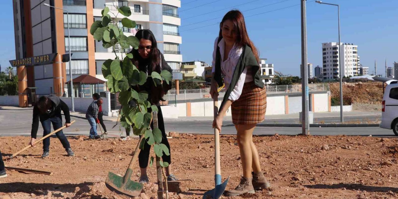 Toros Üniversitesi öğrencileri fidanları toprakla buluşturdu