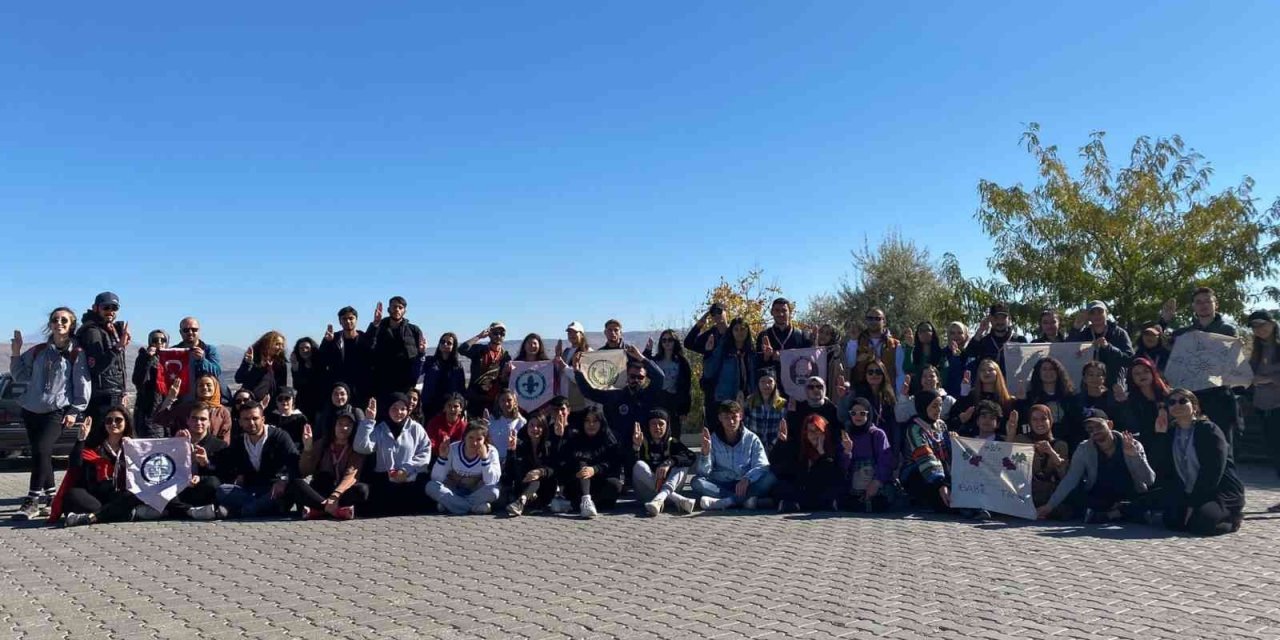 NEVÜ İzci Kulübü öğrencileri Kızılçukur Vadisi’nde doğa yürüyüşünde