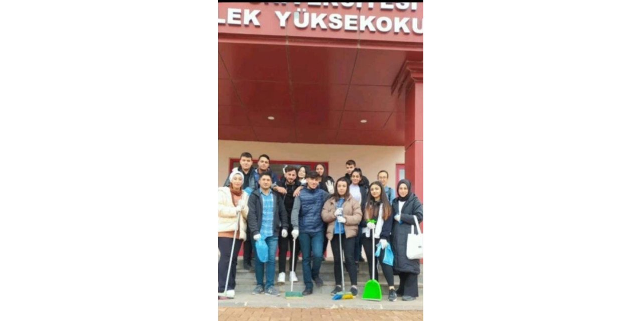 Üniversite öğrencileri kampüsü temizledi