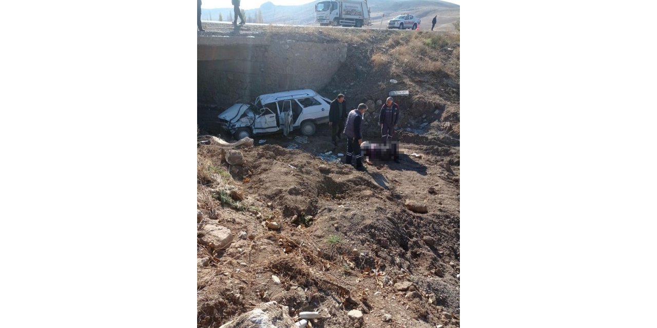 Otomobil köprüden düştü: 1 ölü, 2 yaralı