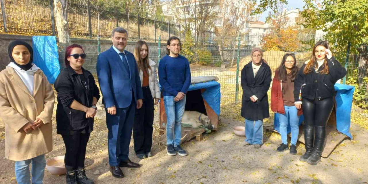 Gazi Üniversitesi Rektörü Yıldız, Gazi’nin Patileri’ni besledi
