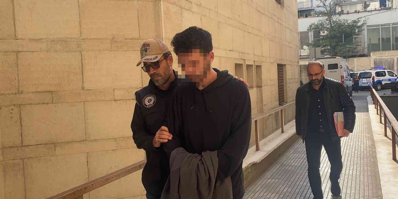 Feribotu kaçırdığı için bomba ihbarı yapan bir kişi adliyeye sevk edildi