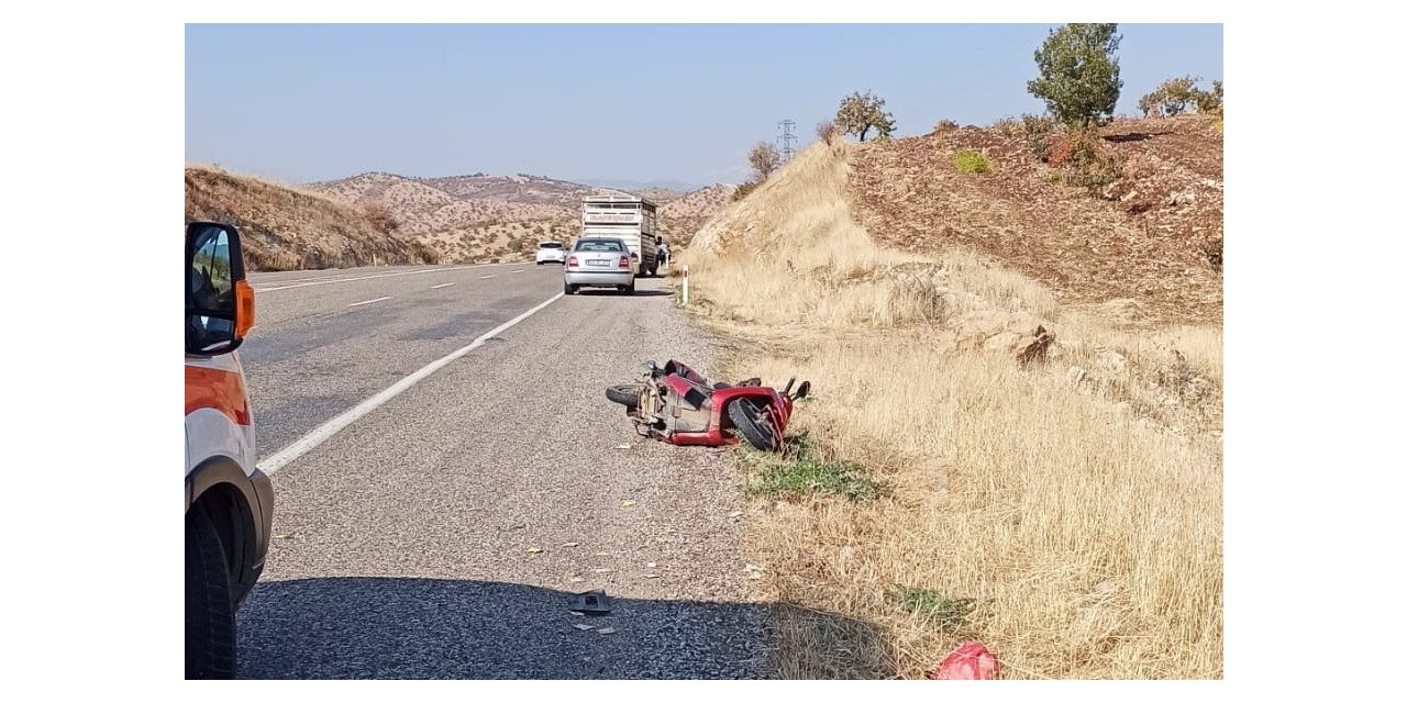 Motosiklet ile kamyonet çarpıştı 2 kişi ağır yaralandı