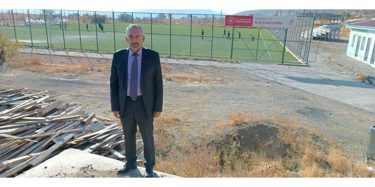 Dicle ilçesindeki sentetik futbol sahası FİFA standartlarında yapılıyor