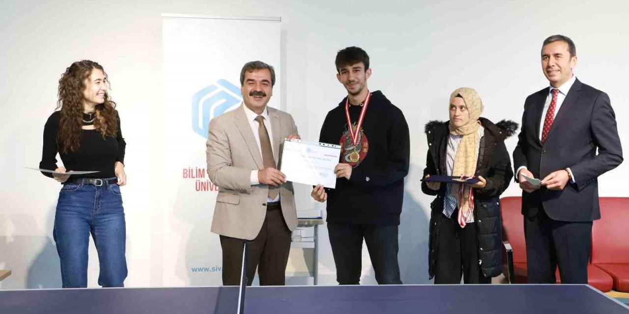 Masa tenisi turnuvasında madalyalar sahibini buldu