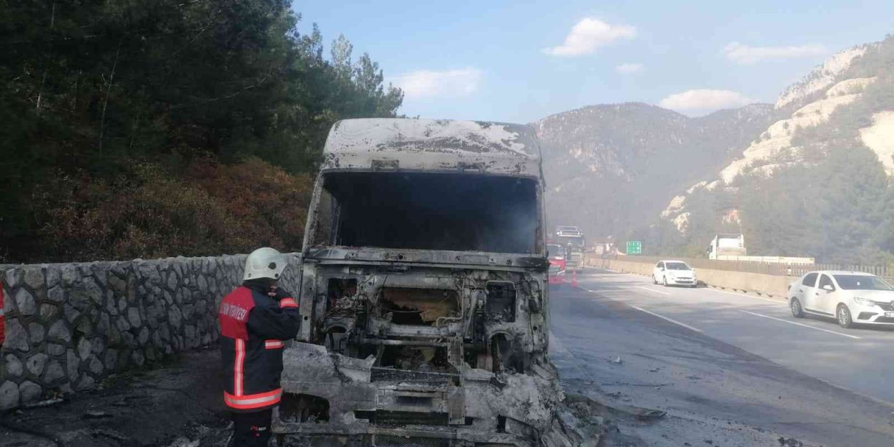 Tarsus’ta yanan tır kullanılmaz hale geldi