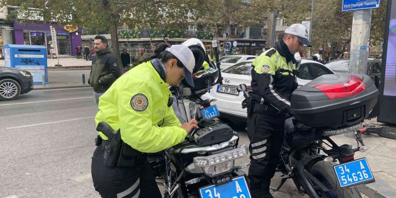 Kadıköy’de elektrikli scooter denetiminde sürücülere ceza yağdı