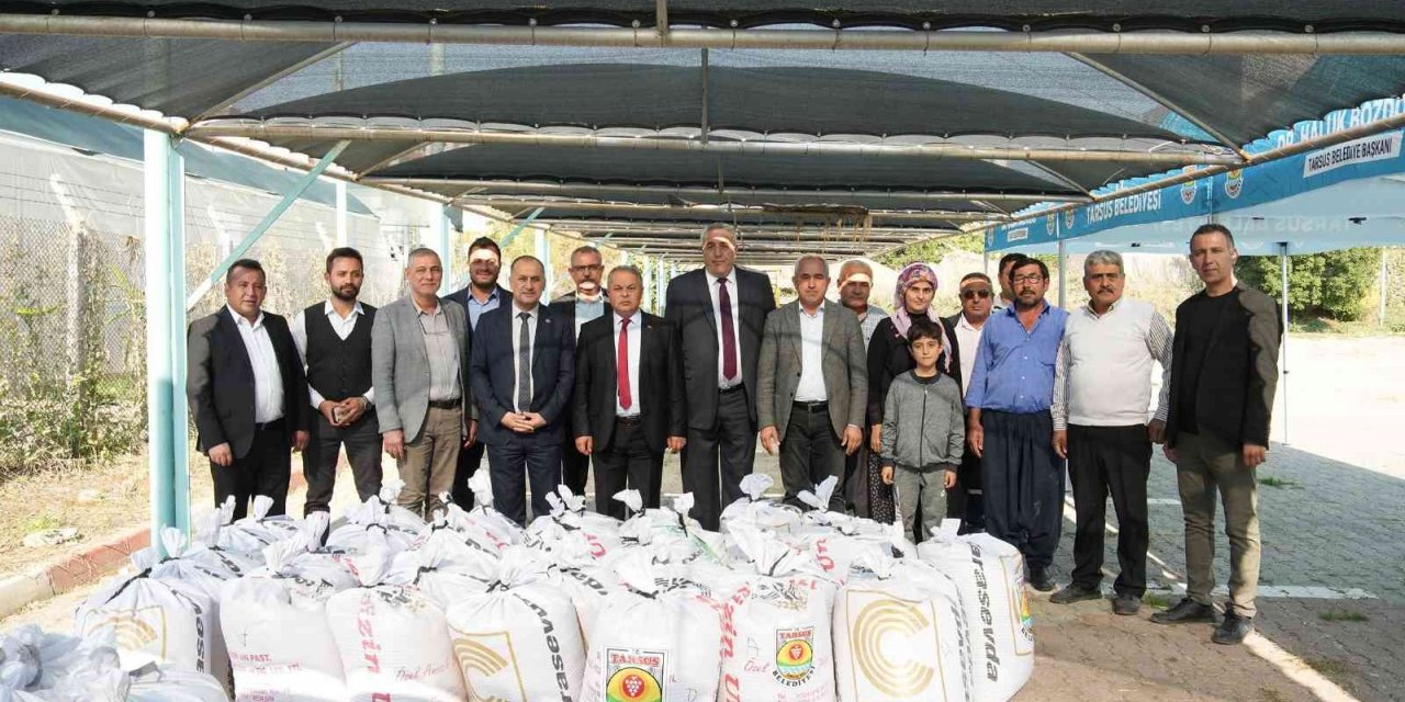 Tarsus Belediyesi çiftçilere ücretsiz ’ata tohumu’ buğday dağıttı