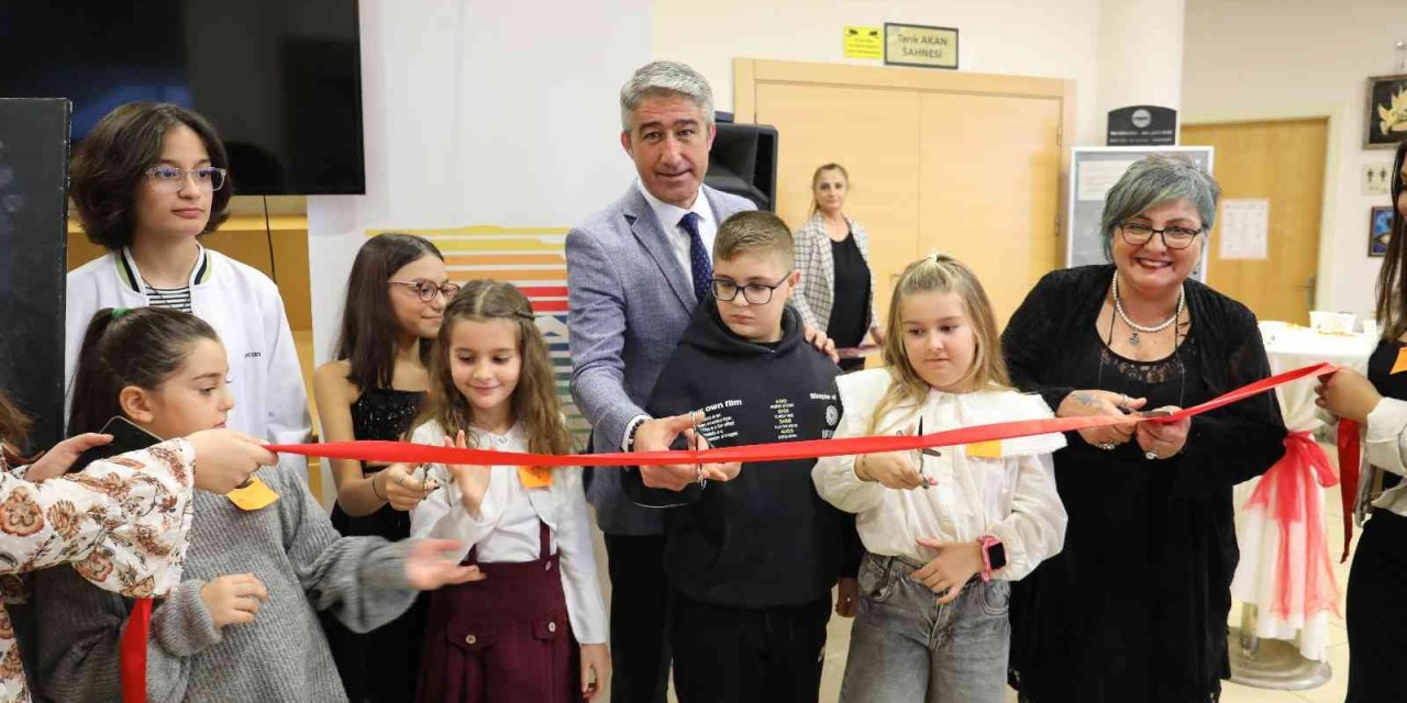 Marmaris’te şiirle resim sergide buluştu