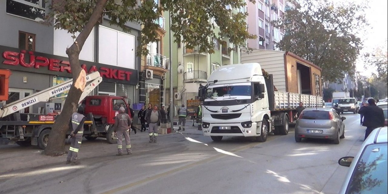 Prefabrik ev taşıyan tırın kırdığı ağaç 2 araca zarar verdi