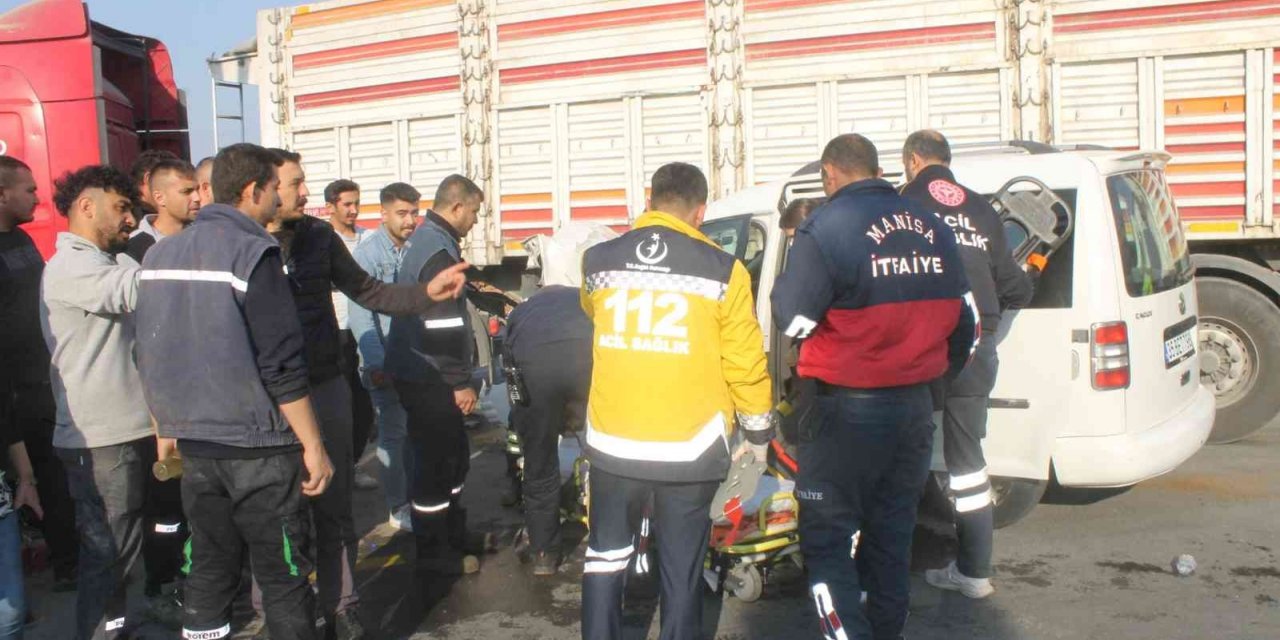 Manisa yolunda kaza: 3 yaralı