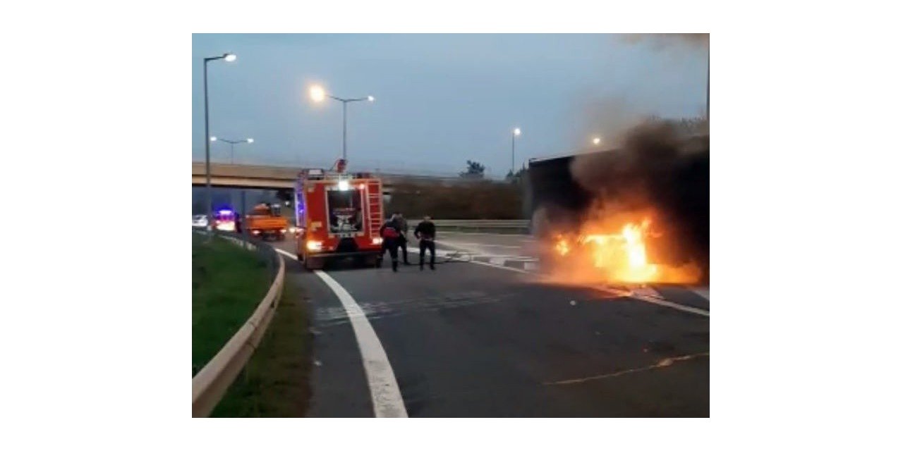 Tuz yüklü tırın dorsesi alev aldı