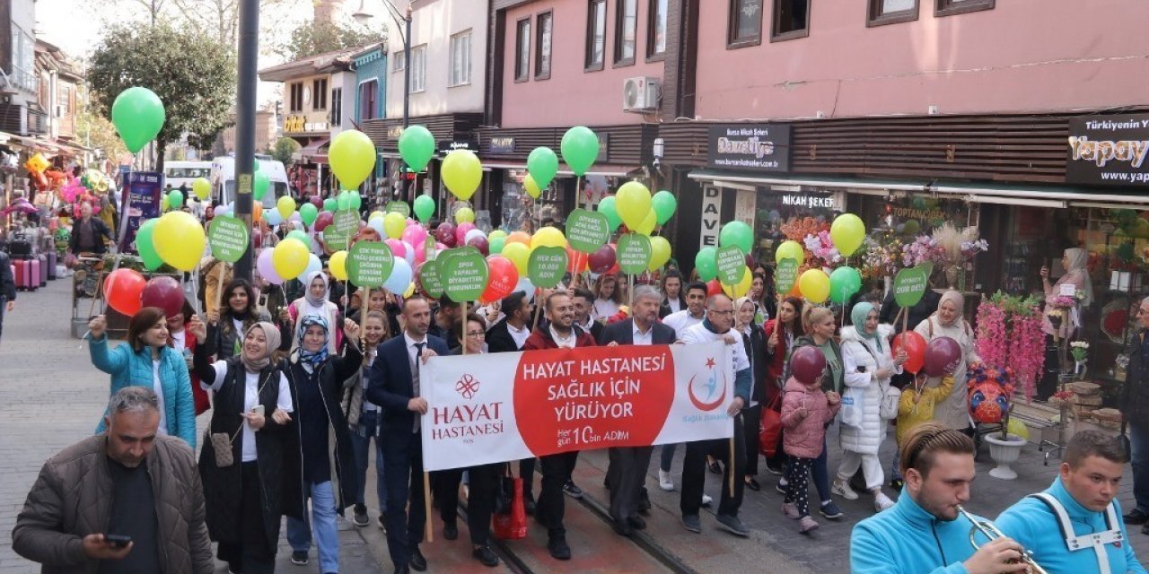 Sağlık çalışanları farkındalık için yürüdü