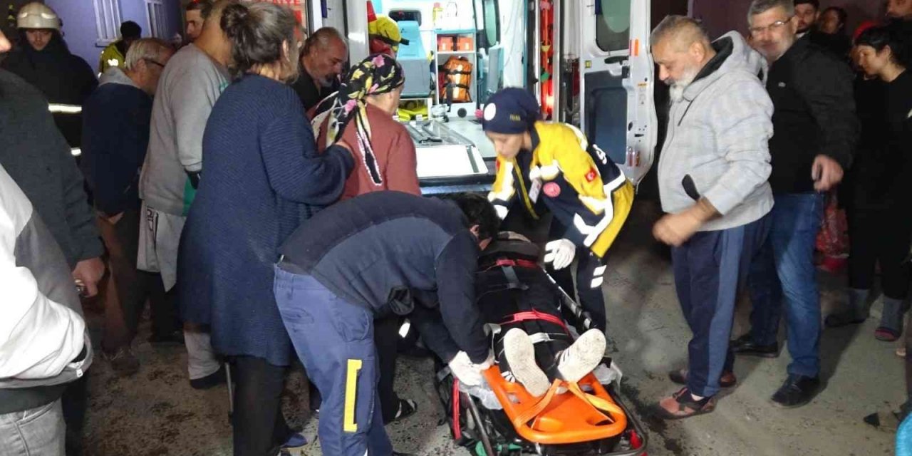 Düzce'de minibüs direğe çarptı! 1 yaralı