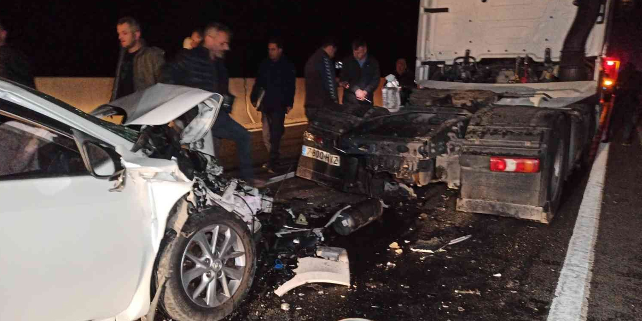 Bolu Dağı çıkışında kaza! Hurdaya dönen araçta 1’i ağır 2 yaralı