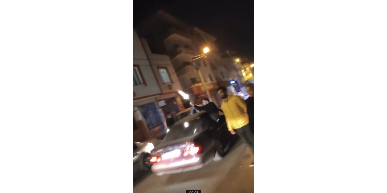 Asker konvoyundaki maganda, havaya defalarca ateş açtı