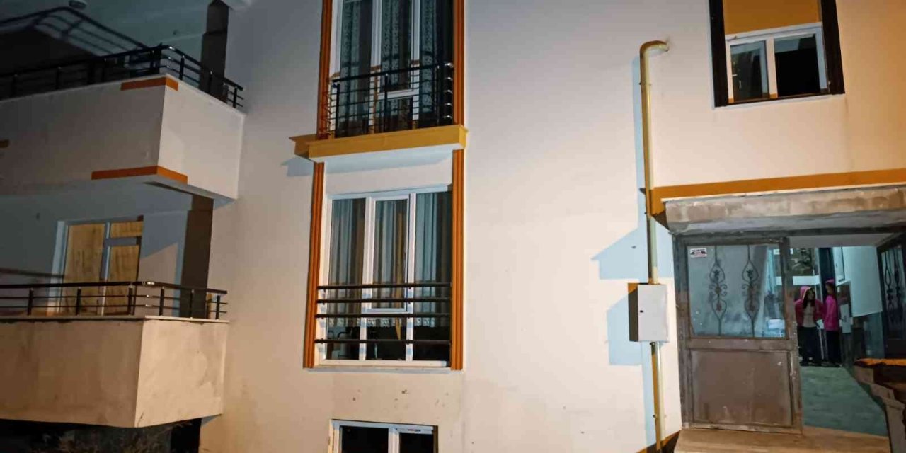 Müteahhitle dağıtım şirketi arasındaki sorun apartmanı 8 aydır elektriksiz bıraktı