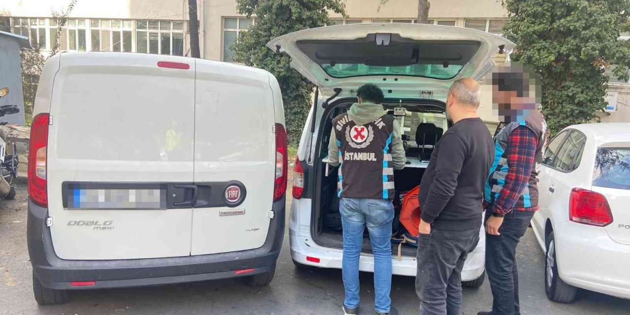 (Düzeltme) Ambulansa yol vermeyen duyarsız sürücü kamerada
